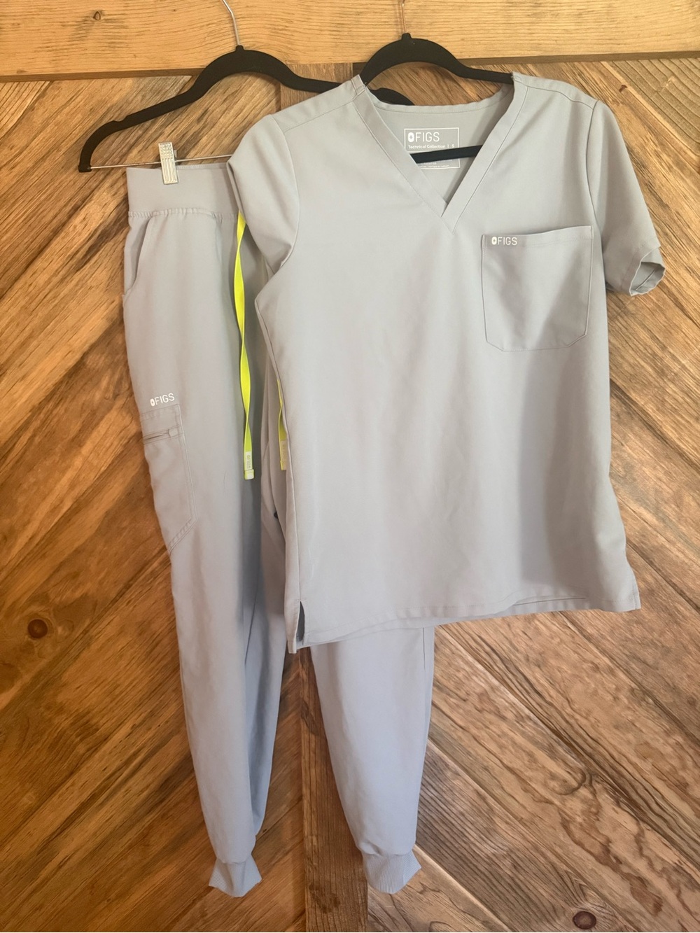 FIGS Silver Arrow Zamora Scrub Set with Neon Drawstring Catarina S, Zamora M